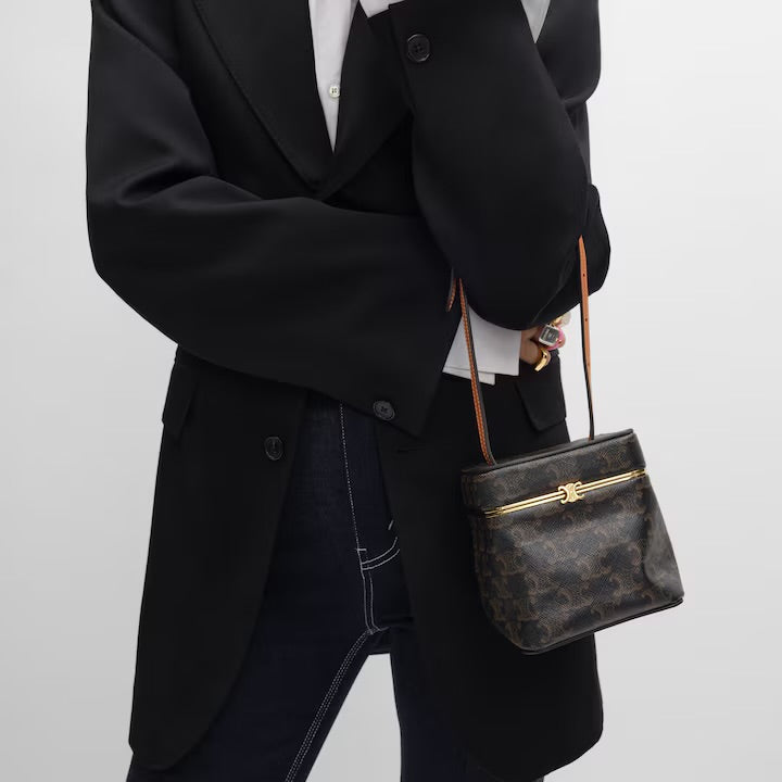 新品 Small Triomphe Frame in Triomphe Canvas and Natural Calfskin (入荷リクエスト)