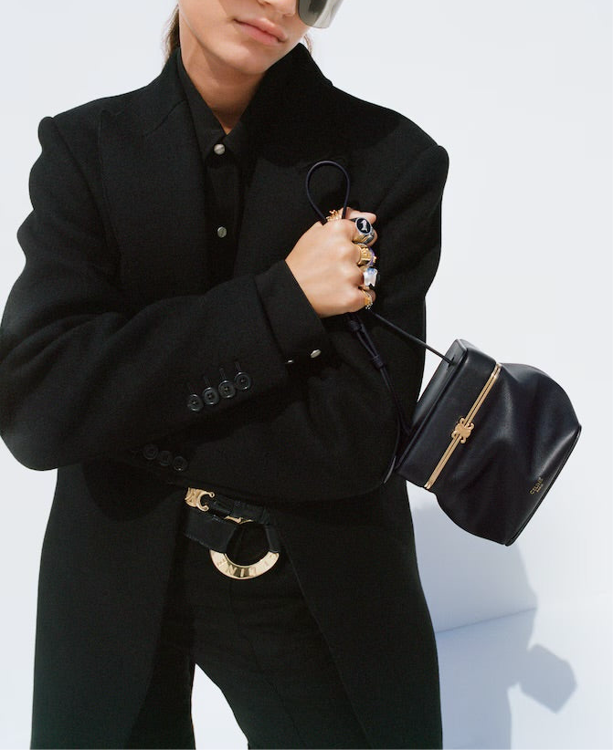 SMALL TRIOMPHE FRAME IN SUPPLE CALFSKIN BLACK(入荷リクエスト)